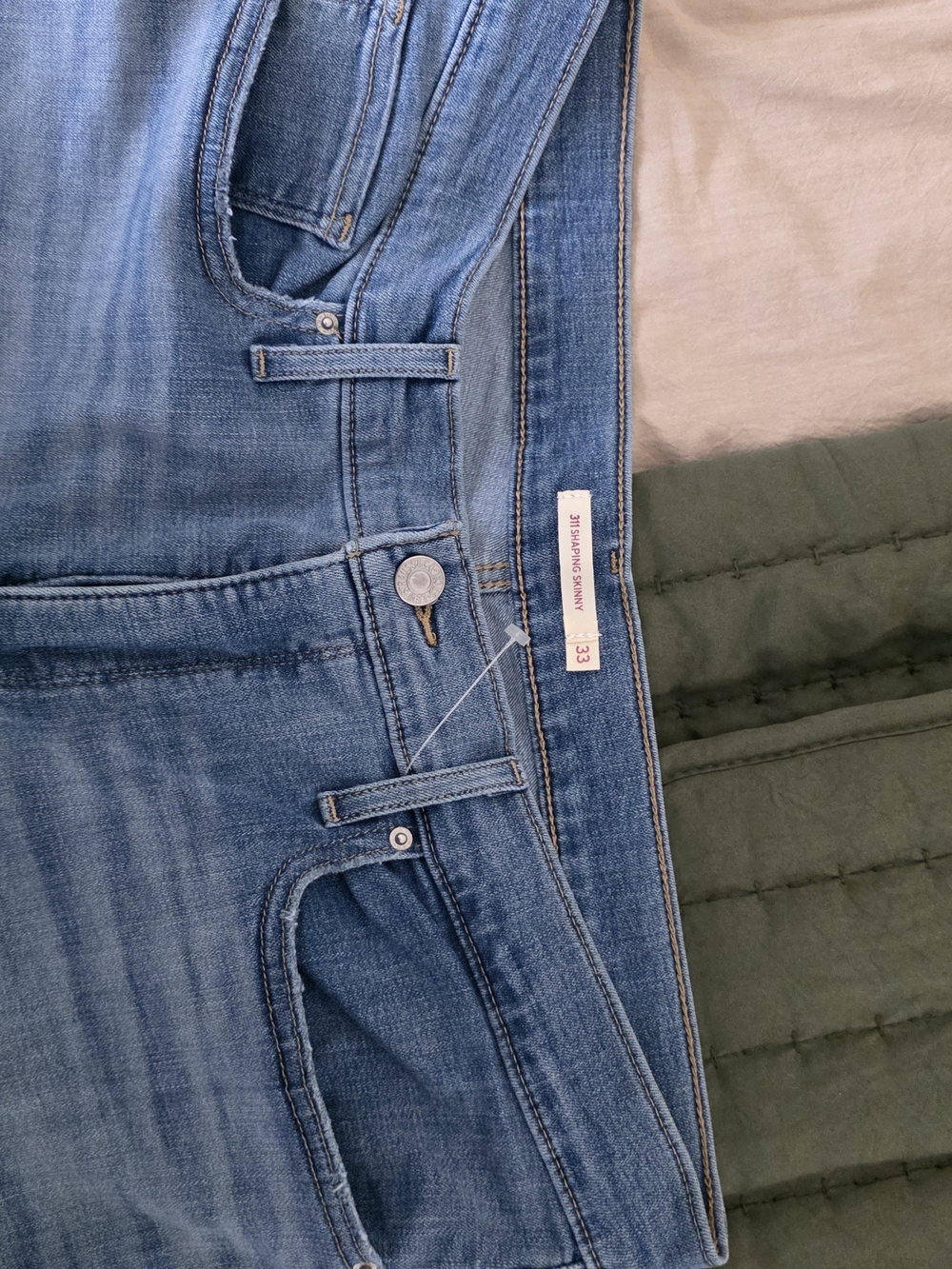 311 Shaping Skinny Levis Women's Jeans - Size 33